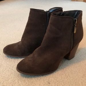 Cute double zipper brushed ankle boots with heel excellent condition